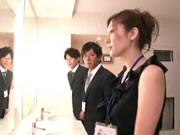 職場姐姐 椎名由奈在公共洗手间肏爆兩位男同事